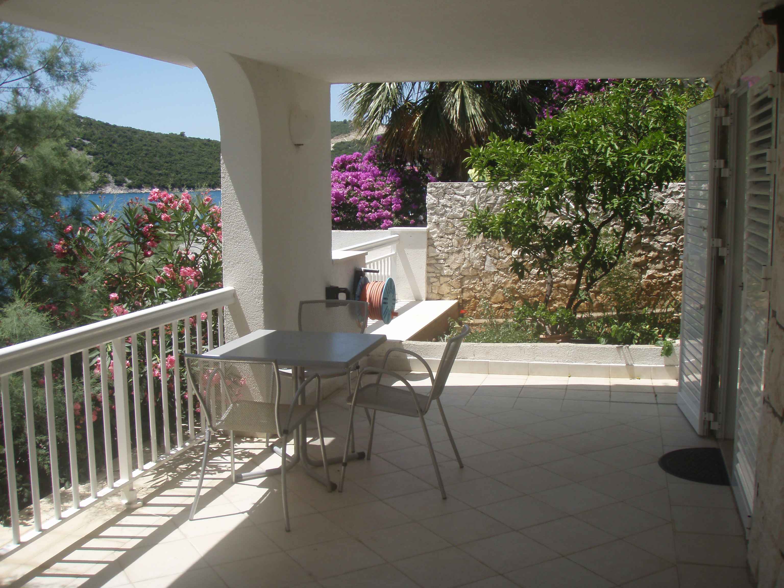 Studio1__02x_33_11zon